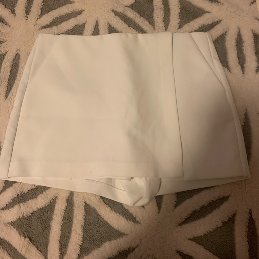 SUPER CUTE WHITE SKORT